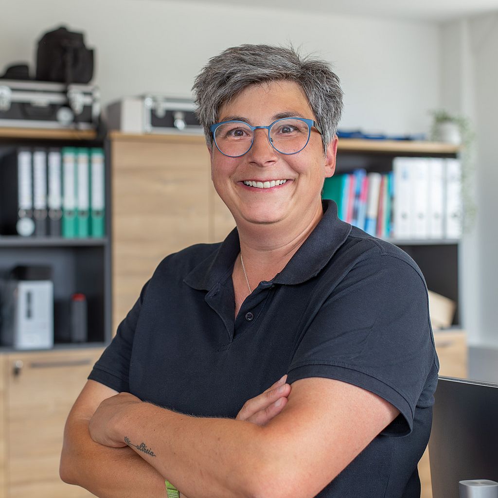 Ein Bild von Stefanie Schmauser in ihrem Büro