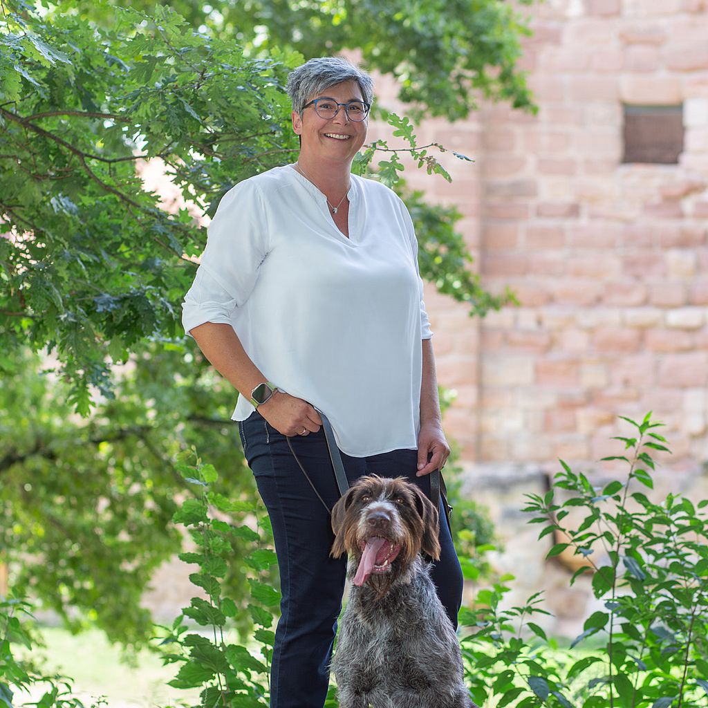 Ein Bild von Stefanie Schmauser mit Ihrer Deutsch-Drathaar Hündin Kira